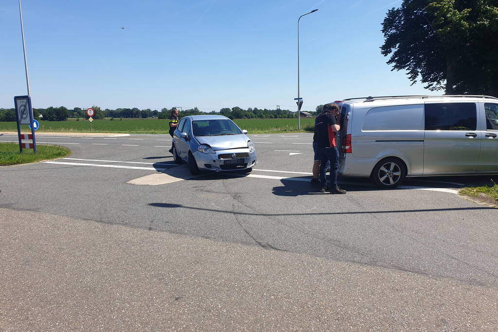 Twee voertuigen botsen op kruising