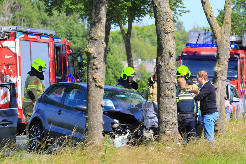 Auto frontaal op boom gebotst