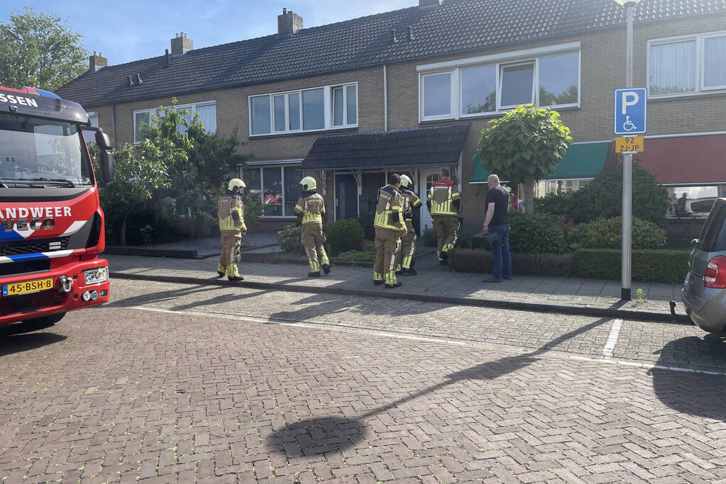 Brandweer doet onderzoek naar afgaan van rookmelder in woning