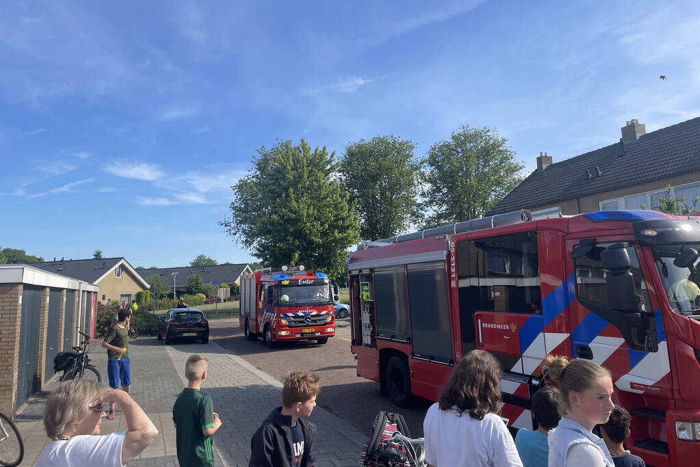 Brandweer doet onderzoek naar afgaan van rookmelder in woning