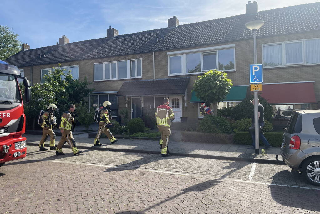 Brandweer doet onderzoek naar afgaan van rookmelder in woning