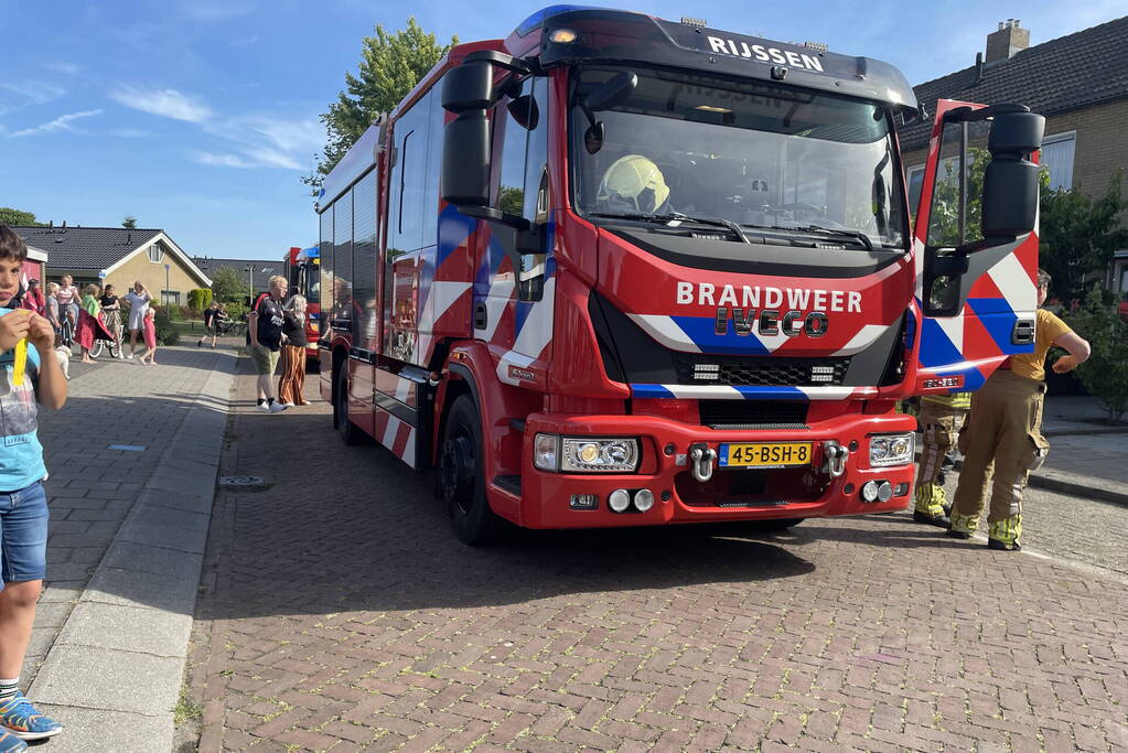 Brandweer doet onderzoek naar afgaan van rookmelder in woning