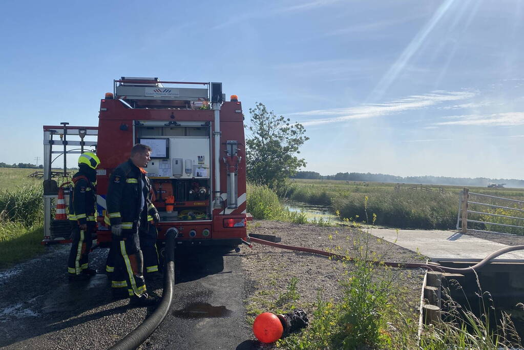 Hooibaal wikkelmachine gaat in vlammen op