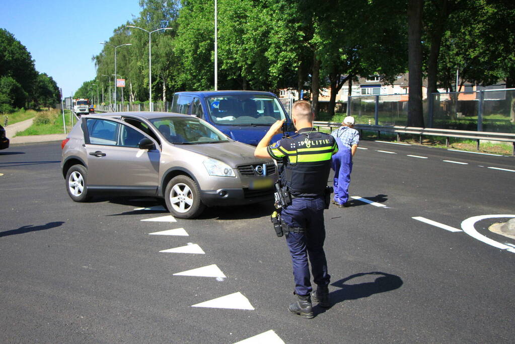 Bestelbus en auto botsen op kruising