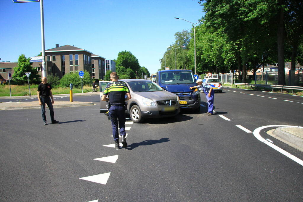 Bestelbus en auto botsen op kruising