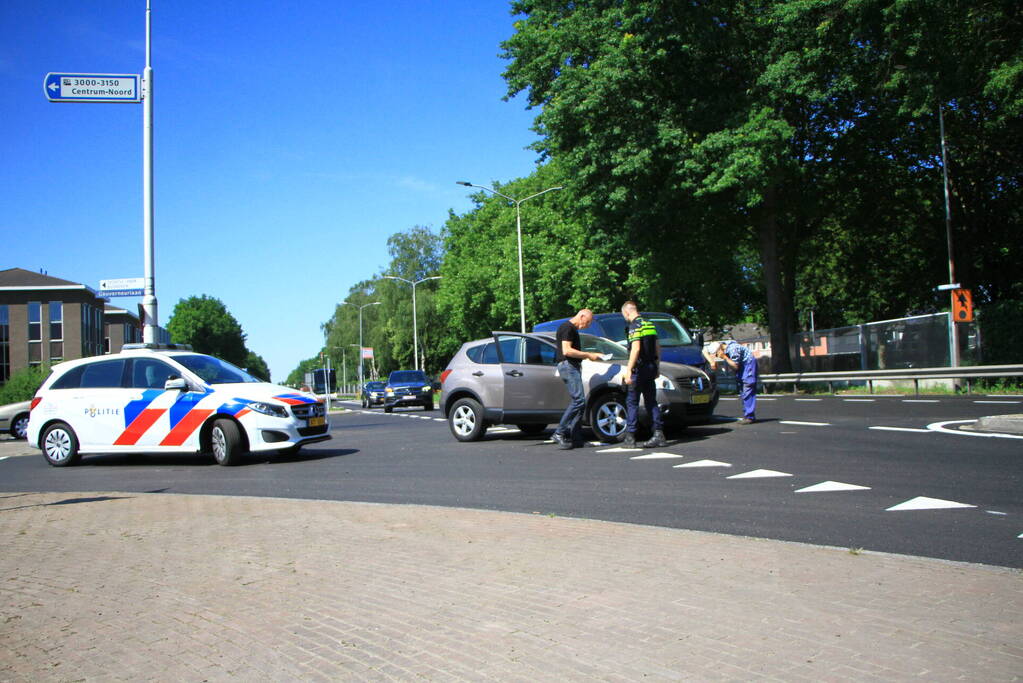 Bestelbus en auto botsen op kruising