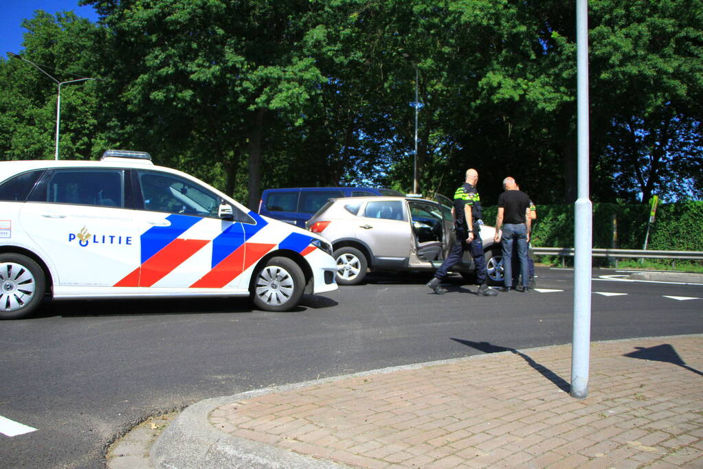 Bestelbus en auto botsen op kruising