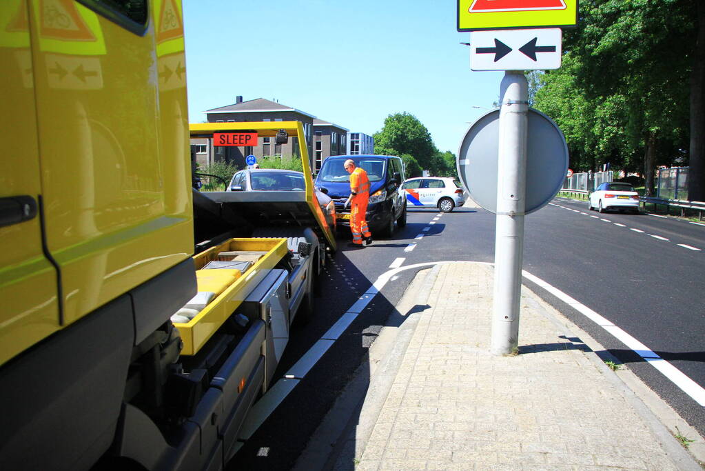 Bestelbus en auto botsen op kruising