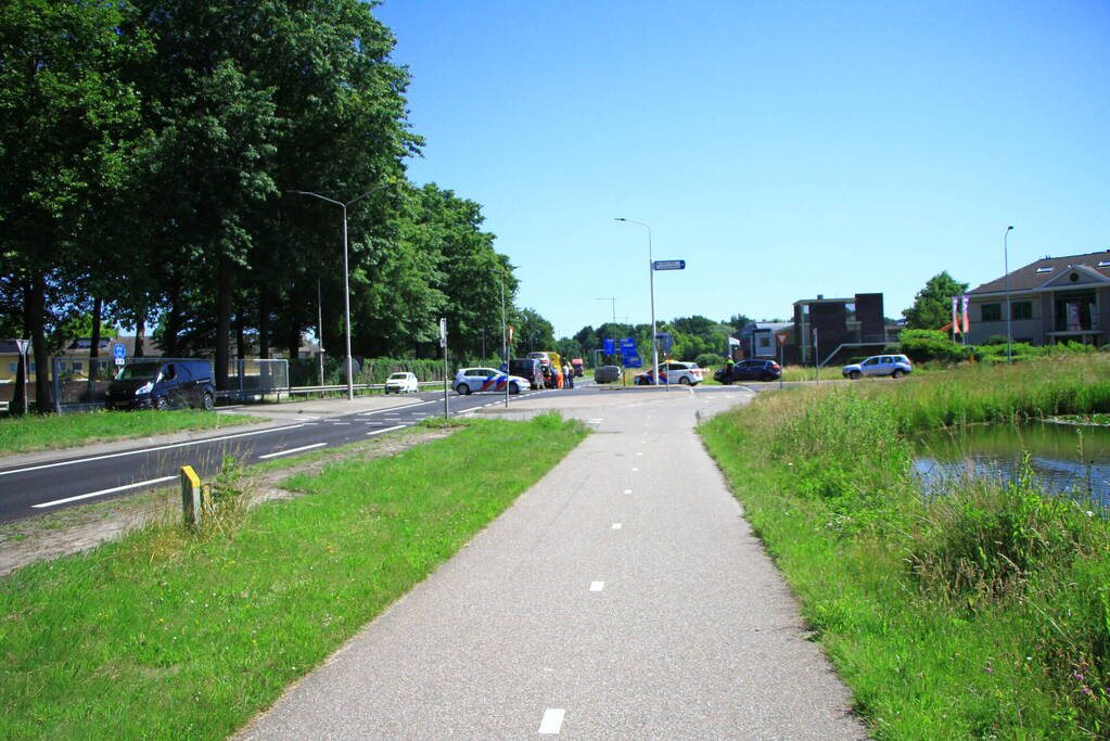 Bestelbus en auto botsen op kruising