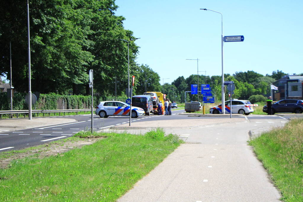 Bestelbus en auto botsen op kruising