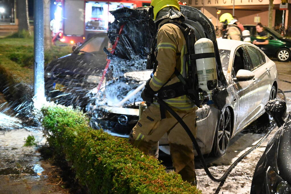 Autobrand op parkeerplaats bij metrostation