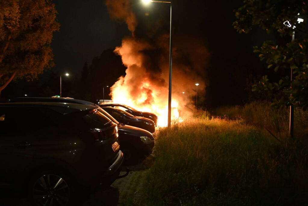 Auto's uitgebrand op parkeerplaats volkstuinvereniging