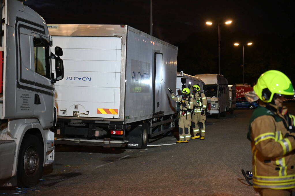 Rook uit vrachtwagen houdt brandweer bezig