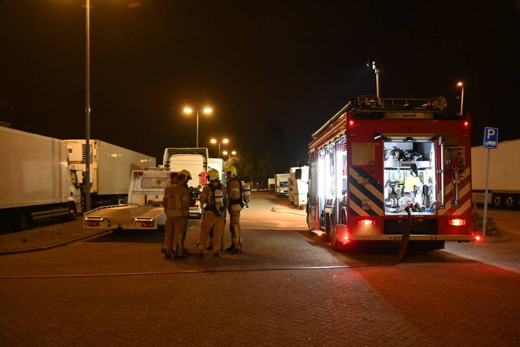 Rook uit vrachtwagen houdt brandweer bezig