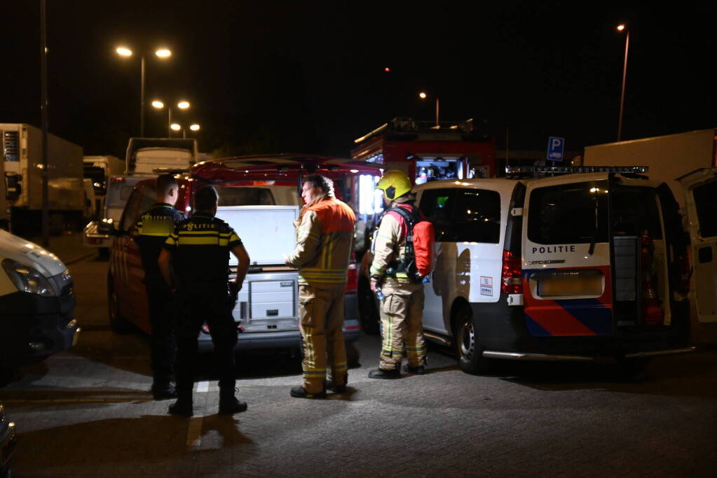 Rook uit vrachtwagen houdt brandweer bezig