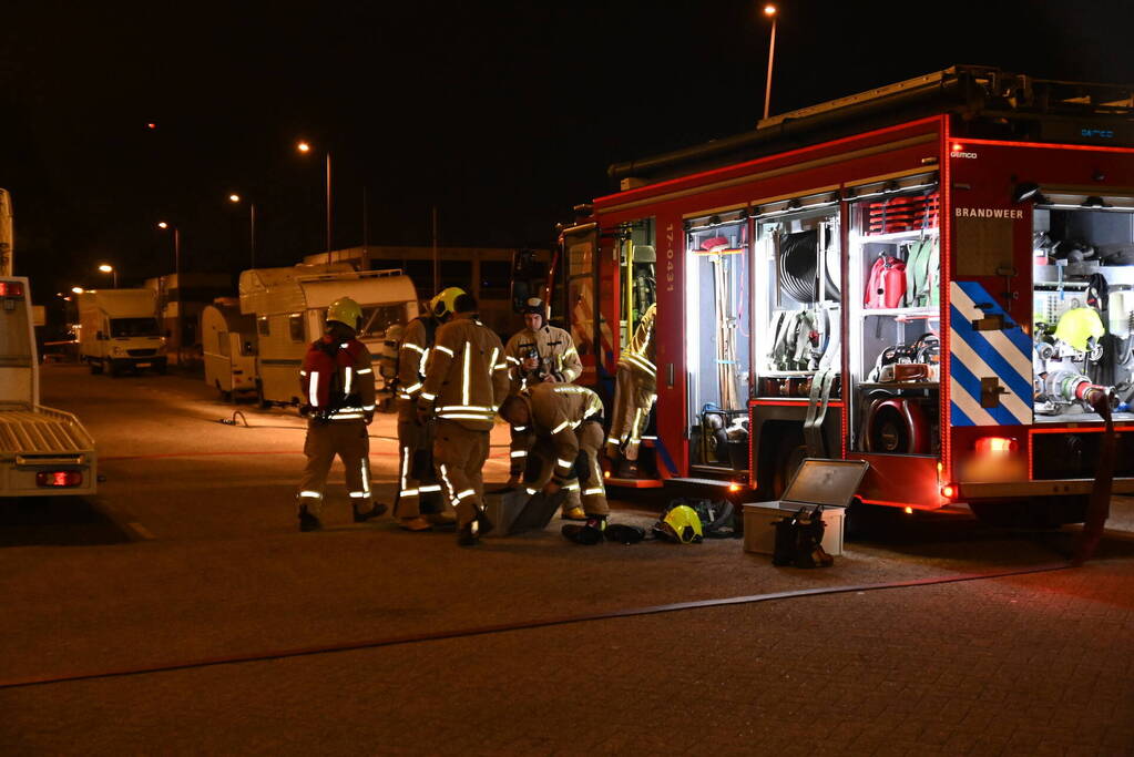 Rook uit vrachtwagen houdt brandweer bezig