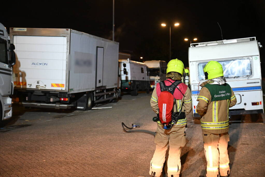 Rook uit vrachtwagen houdt brandweer bezig