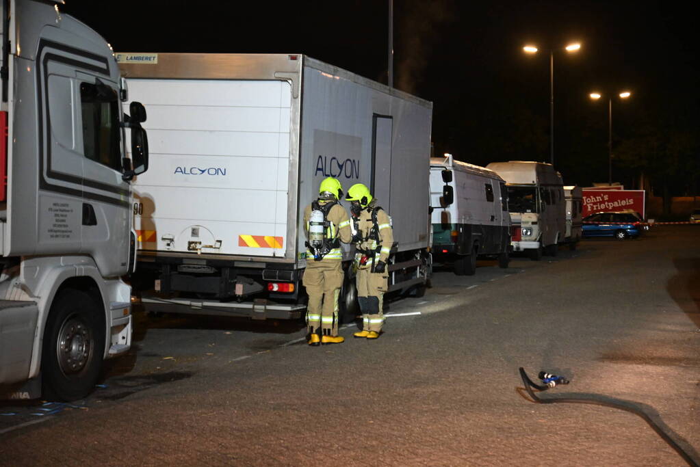 Rook uit vrachtwagen houdt brandweer bezig