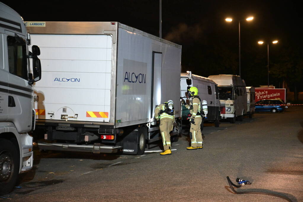 Rook uit vrachtwagen houdt brandweer bezig