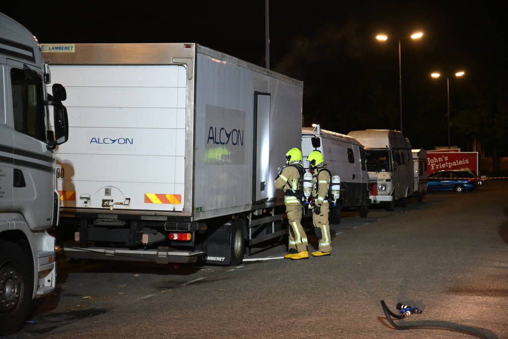 Rook uit vrachtwagen houdt brandweer bezig