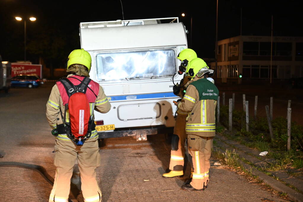 Rook uit vrachtwagen houdt brandweer bezig