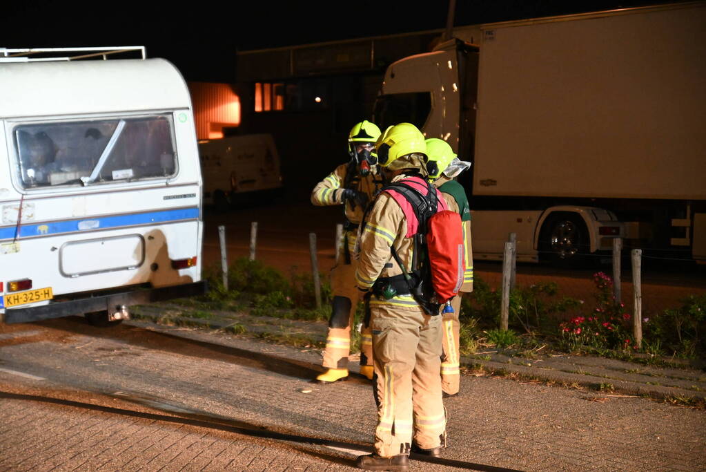 Rook uit vrachtwagen houdt brandweer bezig