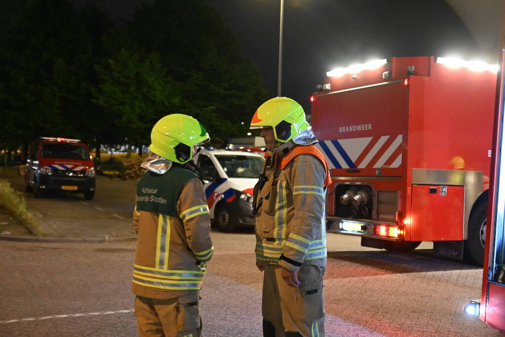 Rook uit vrachtwagen houdt brandweer bezig