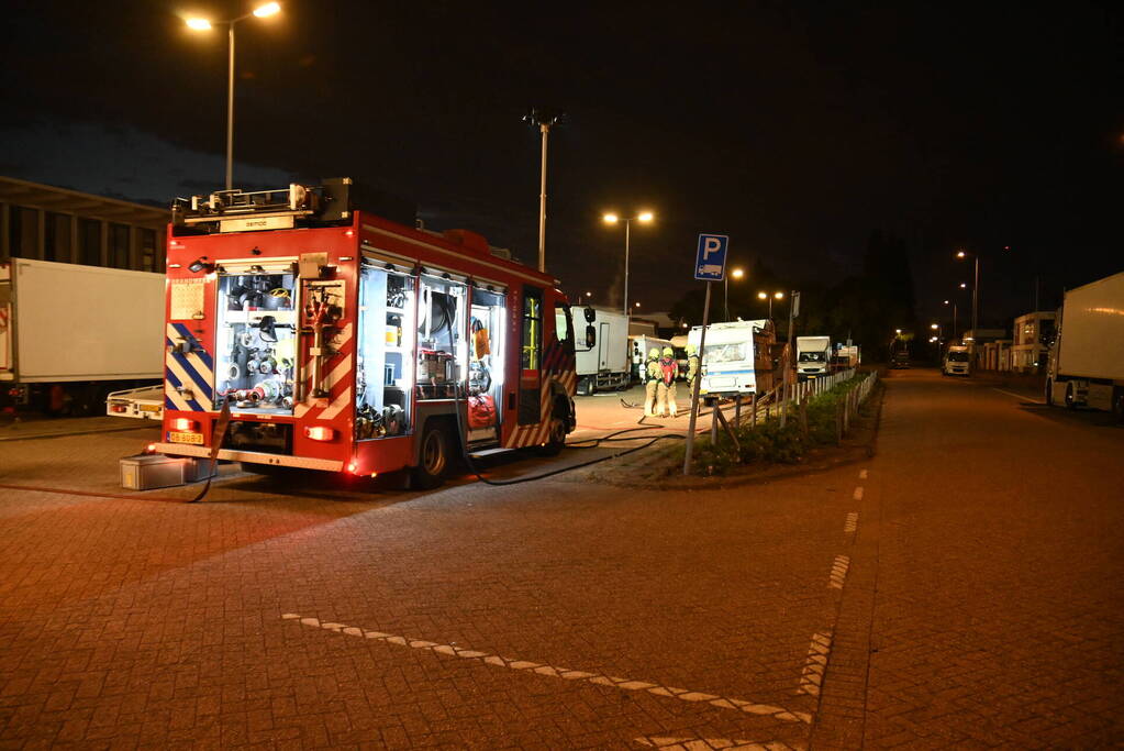 Rook uit vrachtwagen houdt brandweer bezig