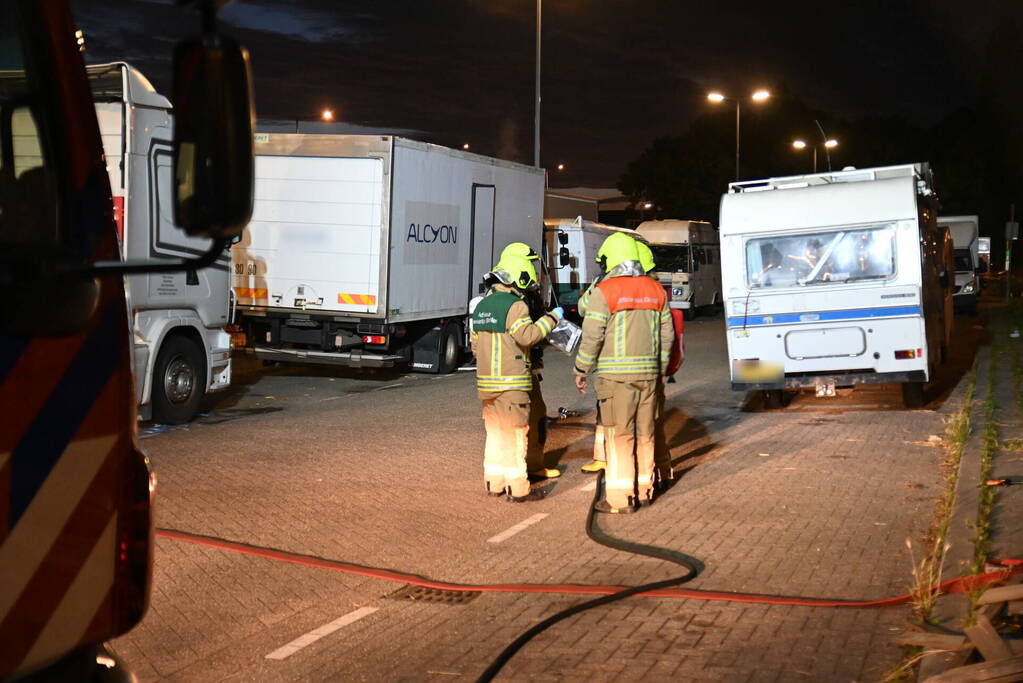 Rook uit vrachtwagen houdt brandweer bezig