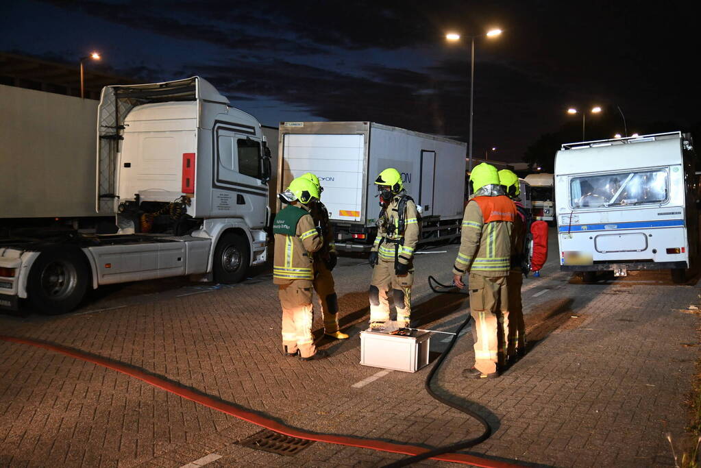 Rook uit vrachtwagen houdt brandweer bezig