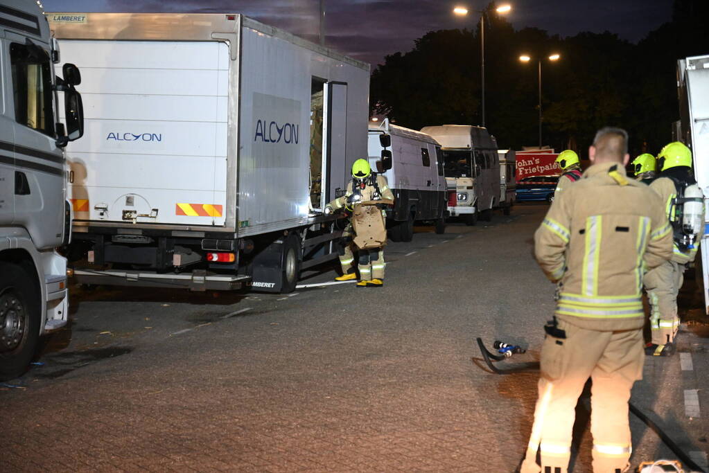 Rook uit vrachtwagen houdt brandweer bezig