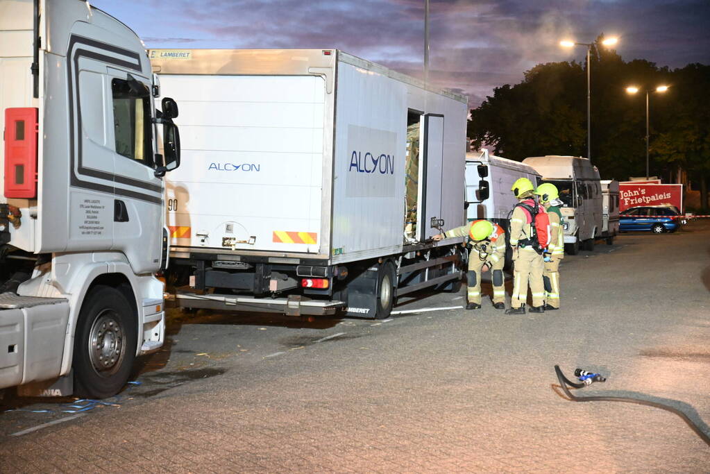 Rook uit vrachtwagen houdt brandweer bezig