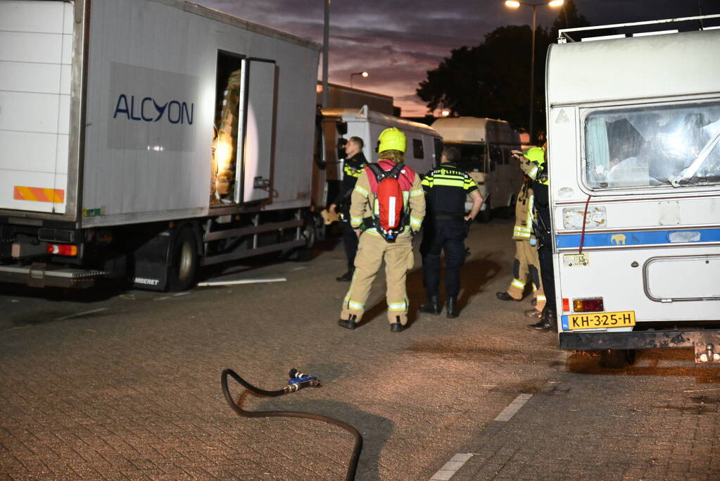 Rook uit vrachtwagen houdt brandweer bezig