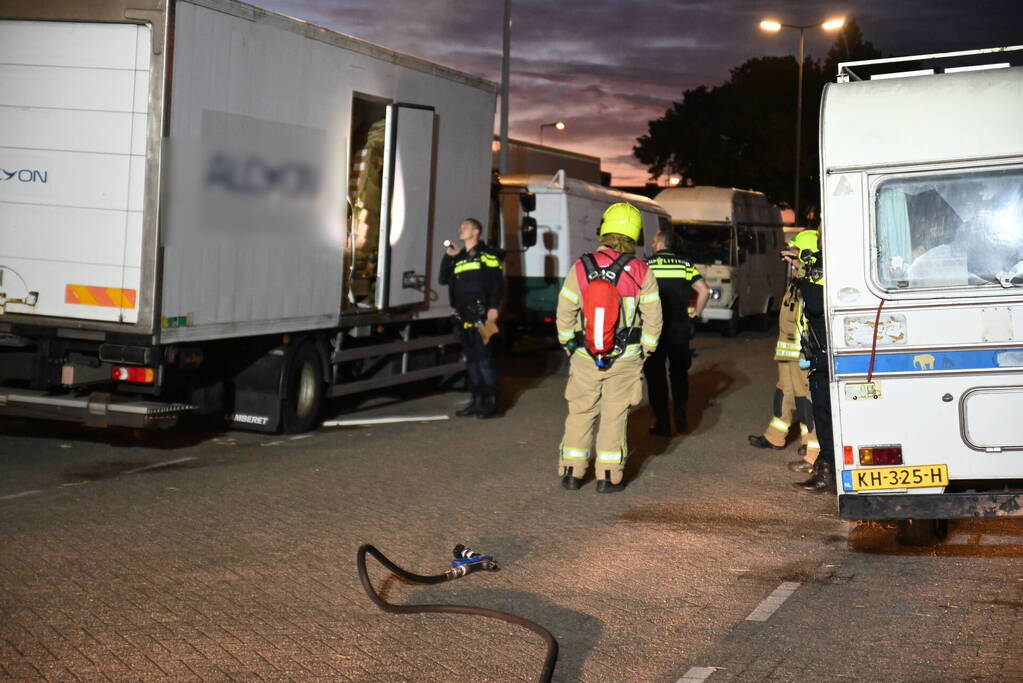 Rook uit vrachtwagen houdt brandweer bezig