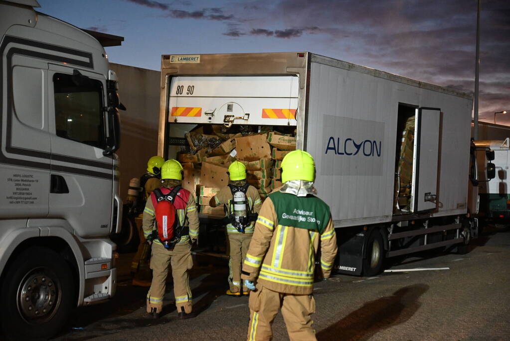 Rook uit vrachtwagen houdt brandweer bezig