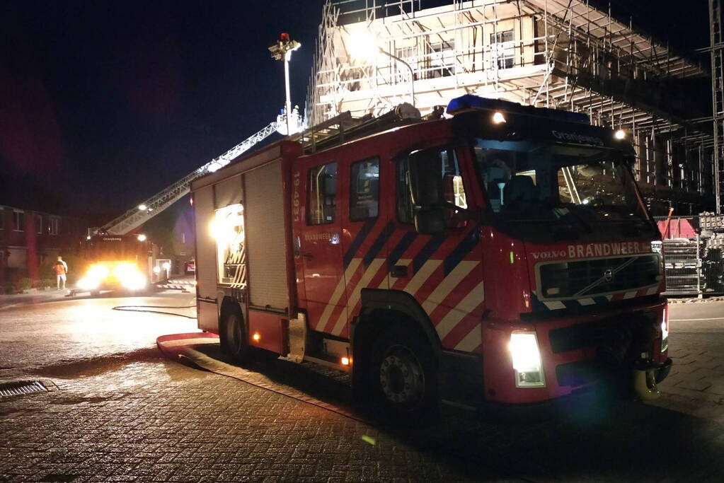 Brand in bouwcontainer op dak