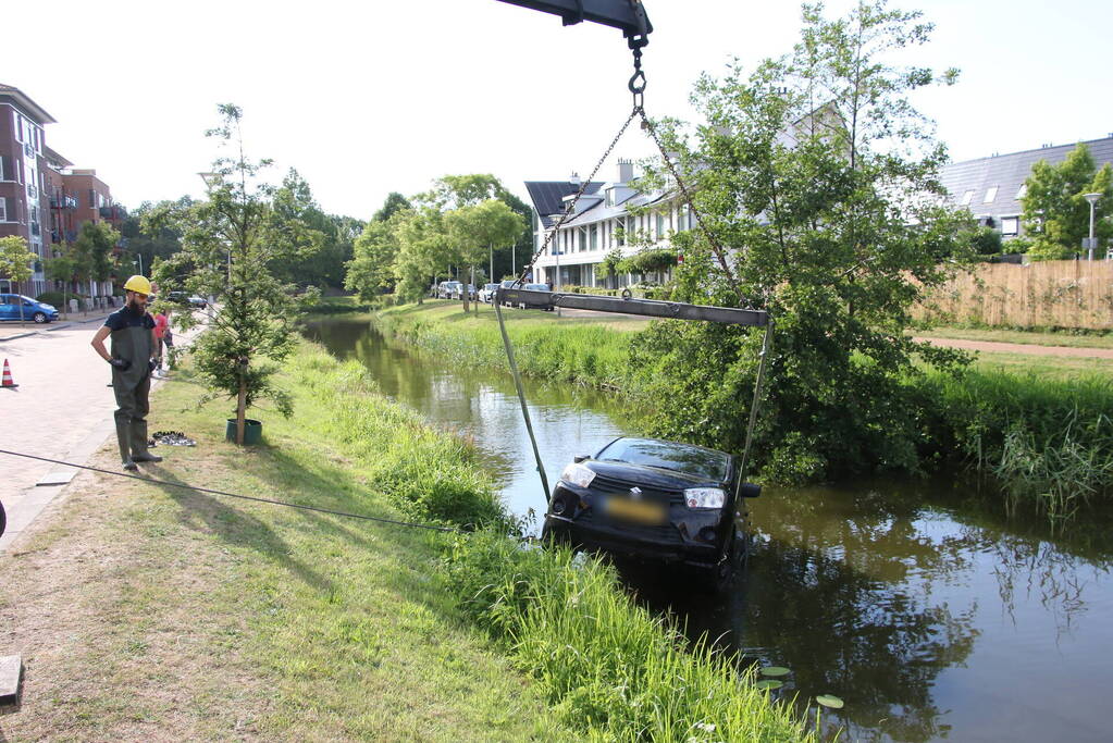 Auto te water na vergeten handrem