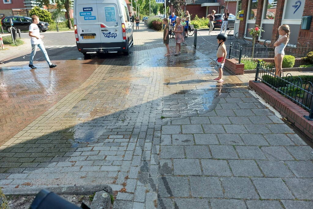 Straat blank door gesprongen waterleiding