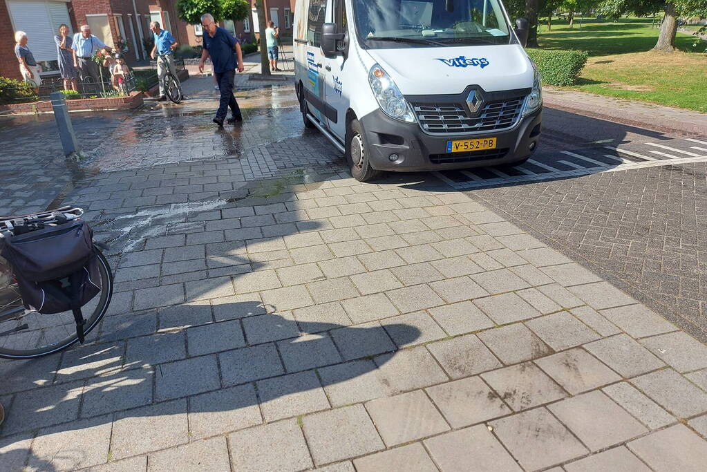 Straat blank door gesprongen waterleiding