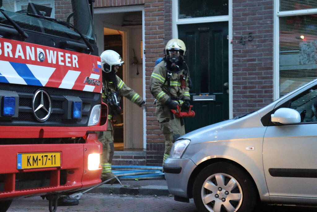 Brandweer forceert deur voor vlam in de pan