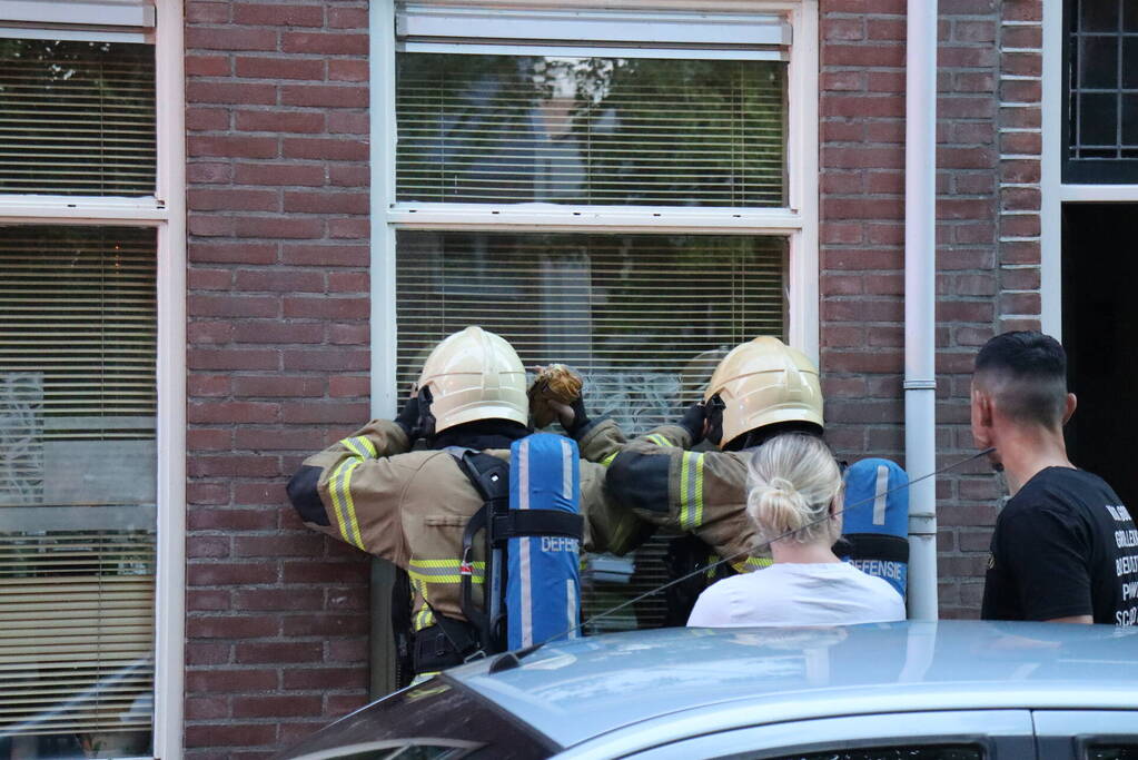 Brandweer forceert deur voor vlam in de pan