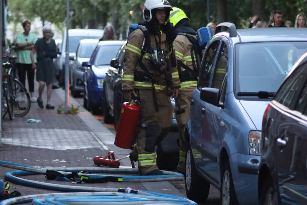 Brandweer forceert deur voor vlam in de pan