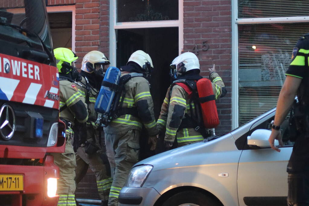 Brandweer forceert deur voor vlam in de pan