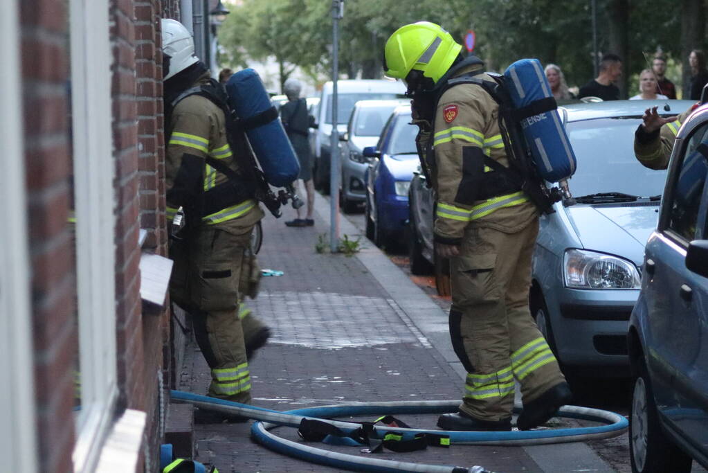 Brandweer forceert deur voor vlam in de pan