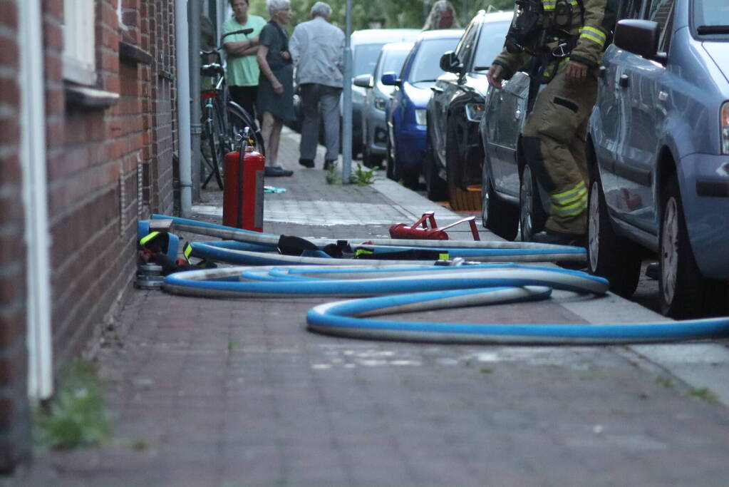 Brandweer forceert deur voor vlam in de pan