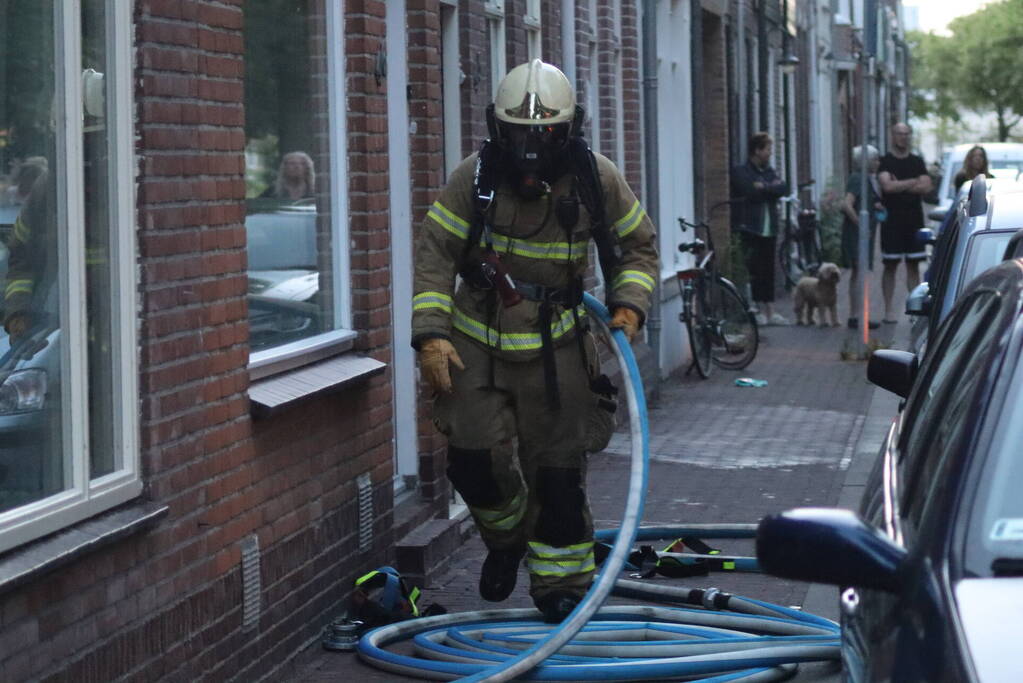 Brandweer forceert deur voor vlam in de pan