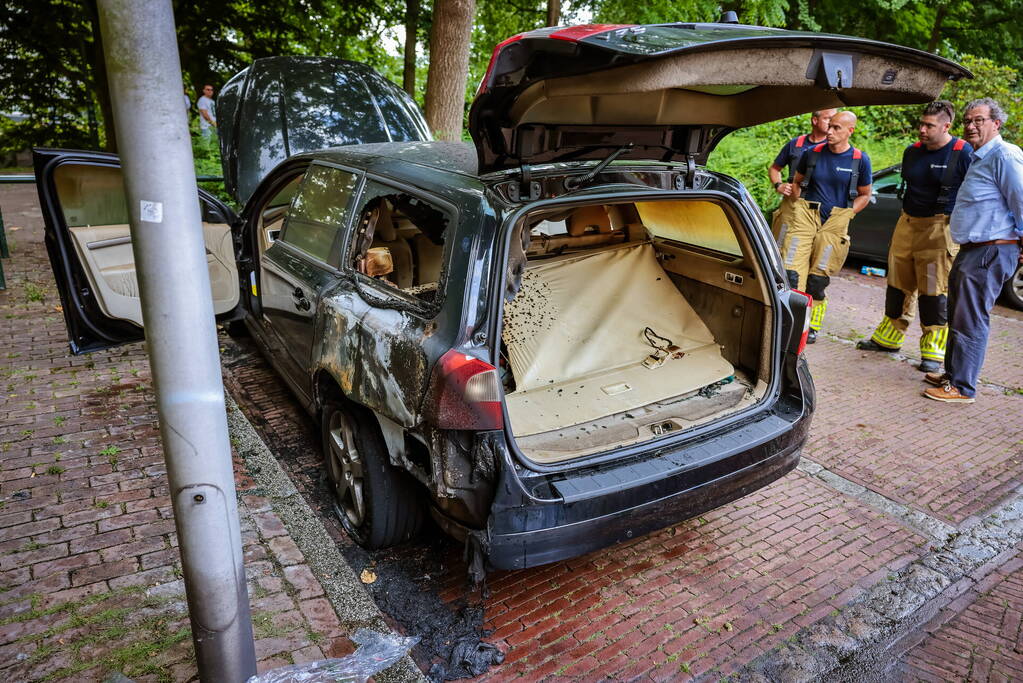 Geparkeerde personwagen vliegt in brand