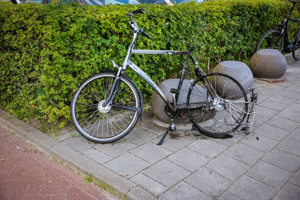 Racefiets vliegt in brand bij NS-station