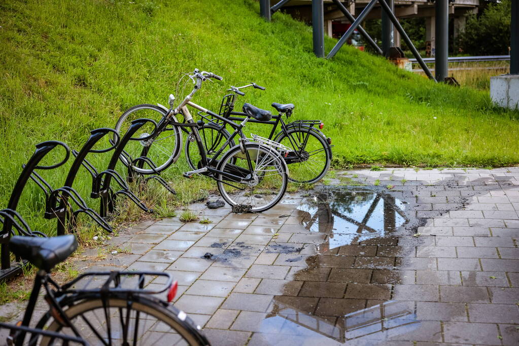 Racefiets vliegt in brand bij NS-station