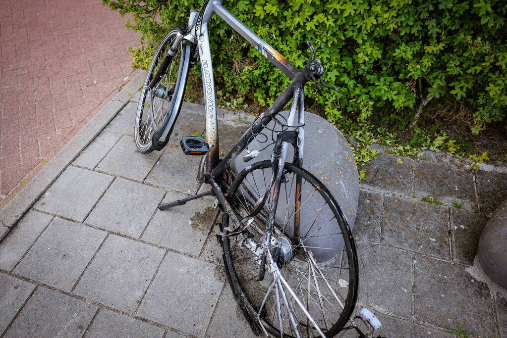 Racefiets vliegt in brand bij NS-station